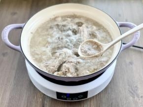 水开后，撇去血沫，捞出排骨用温水洗净