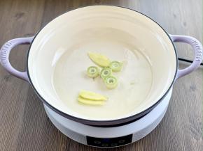 焖焗锅预热2分钟，倒入食用油烧热，下葱姜爆香