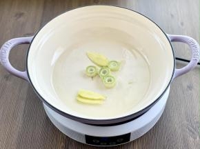 焖焗锅预热2分钟，倒入食用油烧热，下葱姜爆香