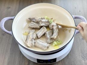 下入排骨煎炒，排骨煎炒后再炖，汤汁会更加香浓醇厚