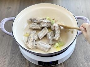 下入排骨煎炒，排骨煎炒后再炖，汤汁会更加香浓醇厚