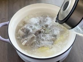 倒入开水没过排骨