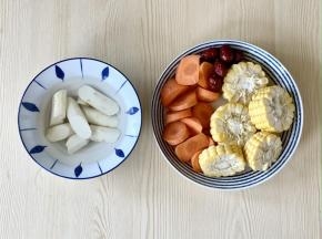 排骨炖煮的时候，准备好其他食材：玉米洗净切段，胡萝卜去皮切滚刀块，山药去皮切成段，泡在清水里防止氧化，红枣洗净备用。