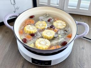 30分钟后，下入胡萝卜、玉米和红枣，继续炖煮15分钟