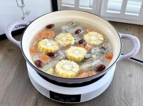 30分钟后，下入胡萝卜、玉米和红枣，继续炖煮15分钟