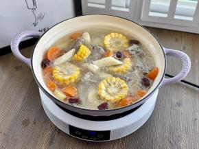 再加入山药炖煮10分钟