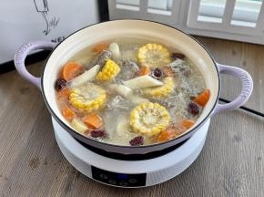 再加入山药炖煮10分钟