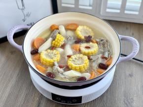 浓汤炖好后，撒入枸杞，盖上锅盖焖5分钟，喝汤的时候根据自己的口味加入盐调味即可。