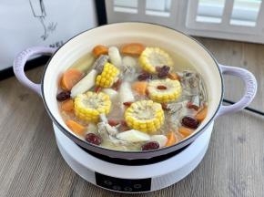 浓汤炖好后，撒入枸杞，盖上锅盖焖5分钟，喝汤的时候根据自己的口味加入盐调味即可。