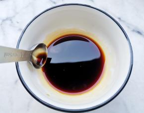 调个料汁：2勺生抽、1勺蚝油、半勺老抽、半勺盐、半勺糖、1勺淀粉搅匀。