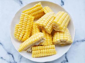 玉米切块。