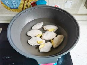 锅中倒入水放入鸡翅和姜片，焯水捞出洗净。