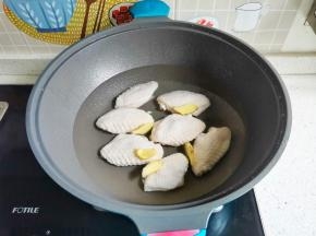 锅中倒入水放入鸡翅和姜片，焯水捞出洗净。