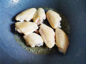 锅烧热加油，放入鸡翅煎至两面金黄。