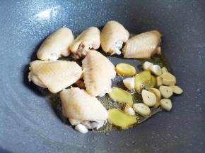 放入姜片和蒜片炒香，