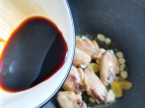 加入料汁炒匀，