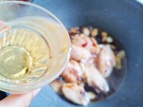 倒入啤酒没过食材，