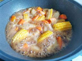 放玉米、胡萝卜盖上盖子焖10分钟，