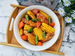 巨好吃的鸡翅玉米煲就做好啦。