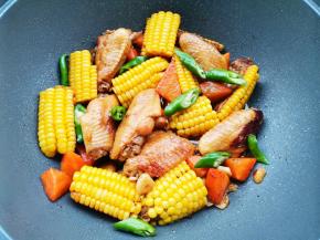 大火收汁加入尖椒炒匀即可。