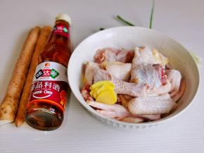 准备食材，鸡剪小块泡冷水，将血水泡出。