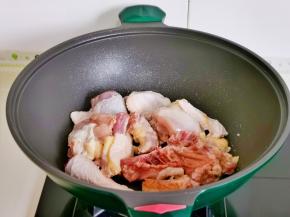 鸡块倒入锅中。