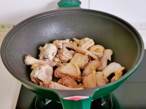 中火翻炒变色，汤汁倒掉。