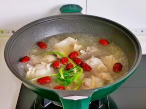 大火烧开，加入红枣。