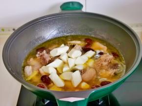 再加入切好的山药，熬煮10分钟。