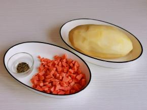 准备食材，土豆去皮，火腿切丁。