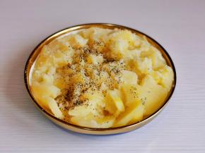 加入黑胡椒，盐。