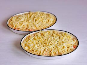 撒上马苏里拉芝士。