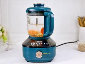 放入破壁机中加适量水。