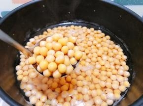 煮好的豌豆捞出沥干水分