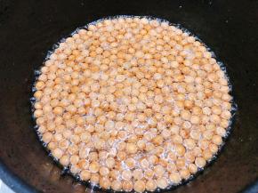 炸制等豌豆搅拌起来越来越轻身，再转中大火炸几分钟即可捞出控油，炸制过程中如果崩油可以盖上盖子炸，但是一定要勤翻动不然就糊了不好吃