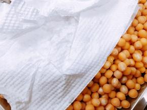 用厨房纸再多吸一下水份，水份控的好后面炸的时候不会崩的太吓人