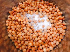 撒上盐和白糖翻炒均匀，等凉透后密封保存