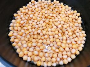 冷油下锅加入控干水的豌豆，油量跟豌豆持平即可