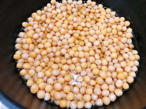 冷油下锅加入控干水的豌豆，油量跟豌豆持平即可