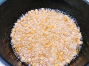 先中小火慢慢炸制，时不时要翻动一下哦