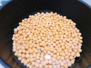 锅里加入水放入泡发好的豌豆，水开后煮5到8分钟