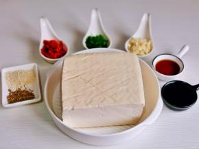 准备食材，蒜切末，葱切葱花。