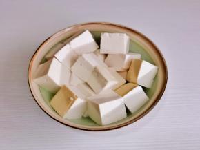 豆腐切小块。