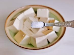 加盐，冷水泡10分钟。