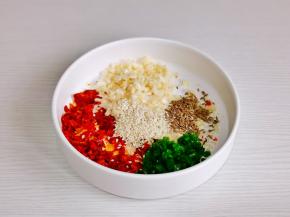 蒜末，葱花，辣椒碎，白芝麻，孜然粒倒碗中。