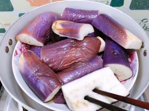 茄子蒸熟能用筷子轻松插入，马上取出
