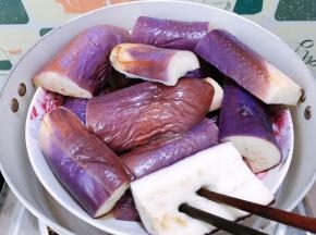 茄子蒸熟能用筷子轻松插入，马上取出