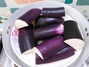 锅里烧水，水开后放入茄子蒸8分钟左右。一定要水开后再放茄子蒸出来才不会变色