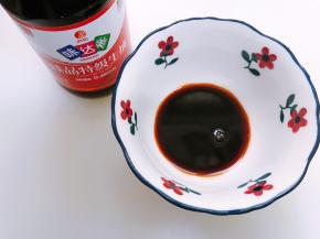 蒸茄子的同时我们调个酱汁，碗里加入生抽