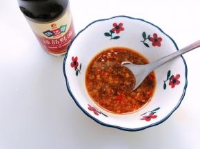 加入蚝油，白糖歌一大勺蒜蓉辣椒酱拌匀